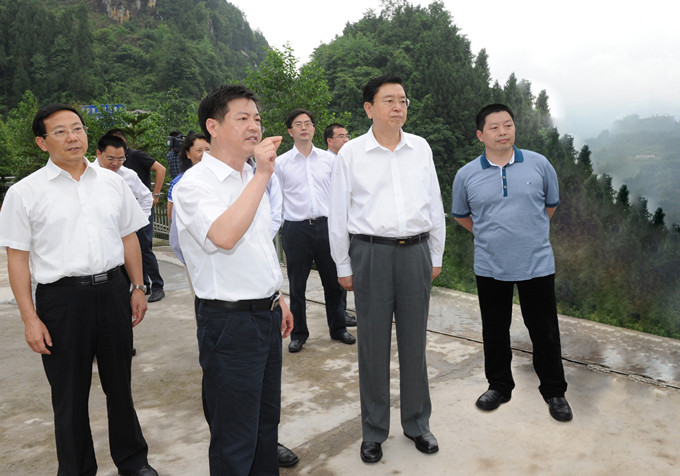 時(shí)任國務(wù)院副總理、中共中央政治局委員、重慶市委書記張德江視察重慶69